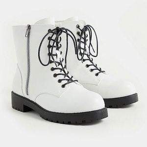 Torrid 9 fits 9.5-10W white combat boot zip up